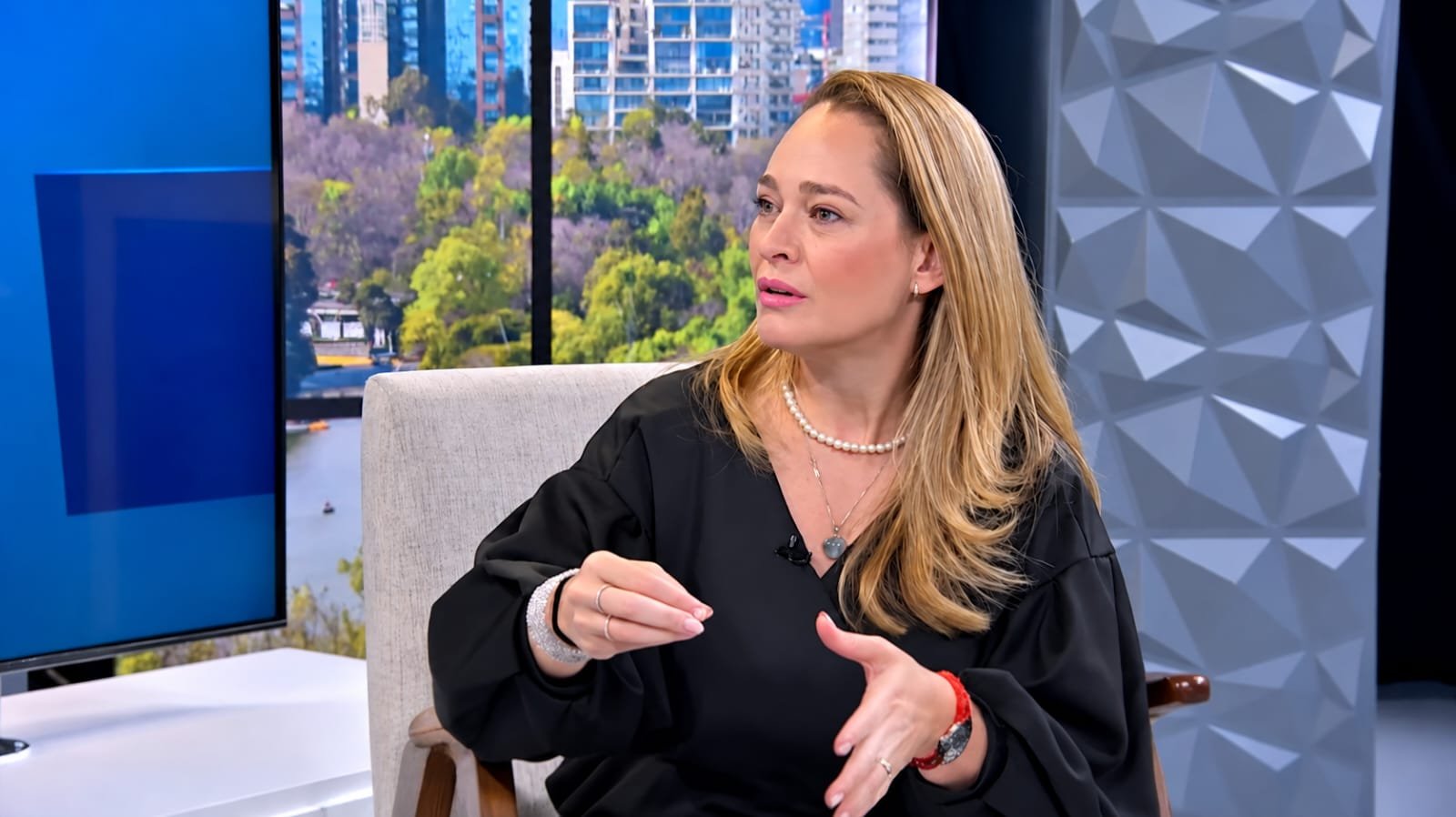 Mujer durante una entrevista en un estudio de televisión sobre turismo en México