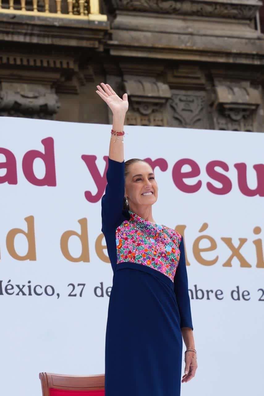 Claudia Sheinbaum saluda desde el escenario durante su mensaje en el Zócalo