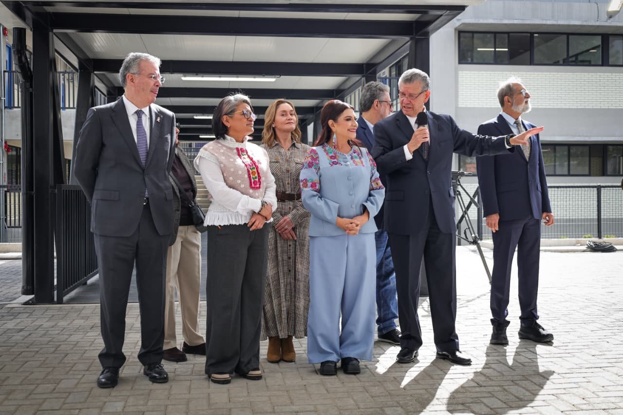 Autoridades recorren un espacio exterior del nuevo complejo educativo en Iztapalapa.