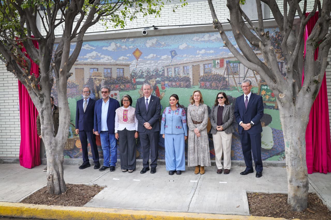 Autoridades visitan una sala de actividades dentro del complejo educativo de Santa María Aztahuacan.