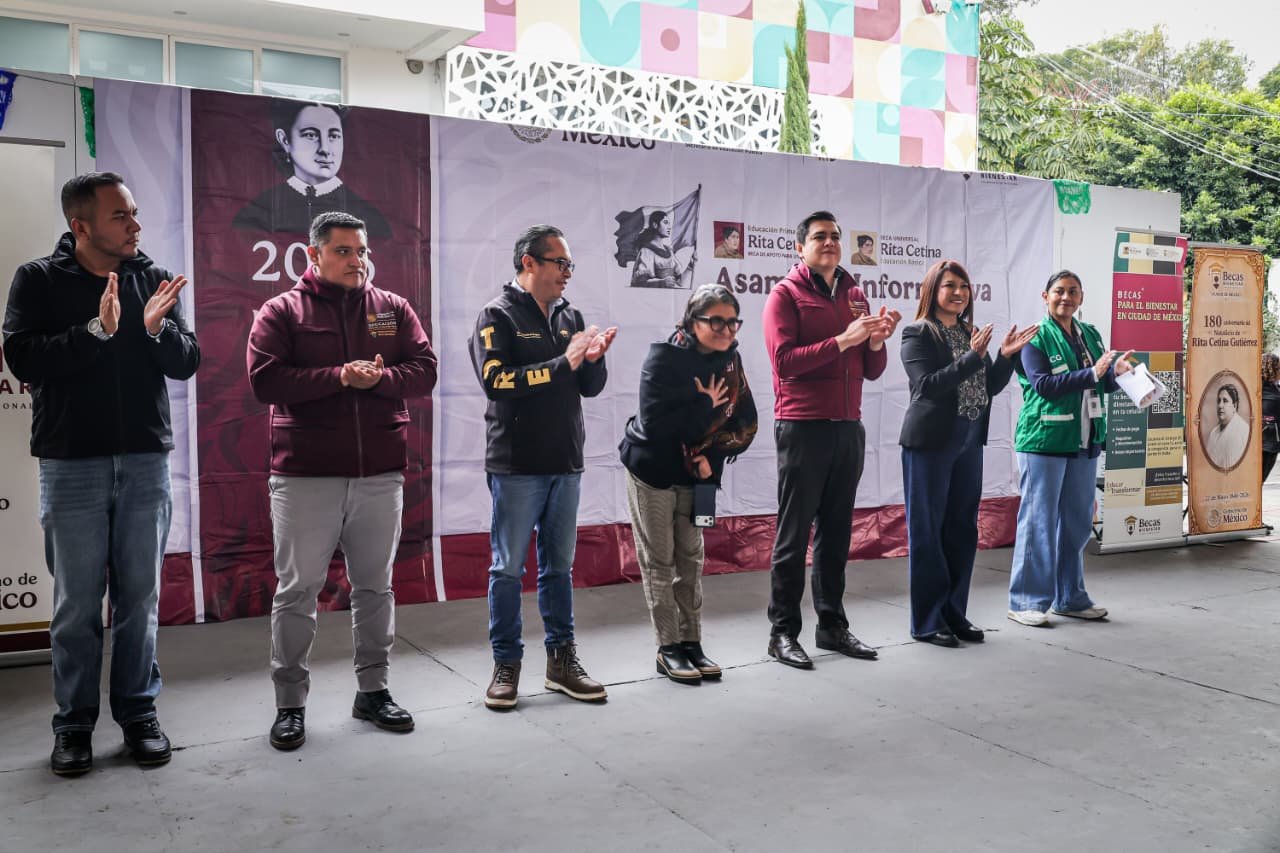 Participantes durante la asamblea informativa en Iztapalapa.